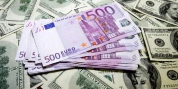 شهد سعر اليورو اليوم الأحد 5 يناير 2025 تراجعا ملحوظا في ختام التعاملات، وذلك مقارنة بمستواه عند إغلاق يوم الخميس الماضي أمام الجنيه المصري في البنوك العاملة بالسوق المصرية.